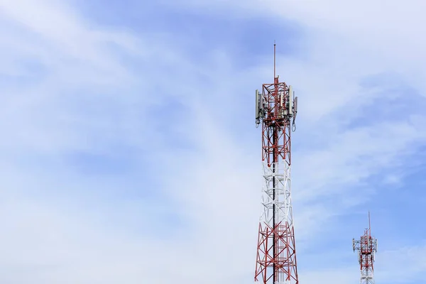 Edificio de torre de antena con el cielo azul — Foto de Stock
