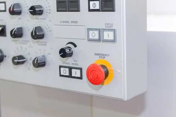 Il pulsante di arresto di emergenza sul pannello di controllo del CNC — Foto Stock