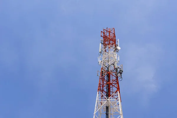 Anteny wieżowcu z błękitnego nieba w ramce poziomej — Zdjęcie stockowe