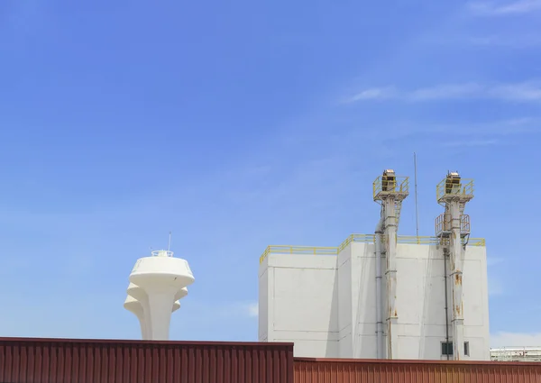 Het fabrieksgebouw met de schoorstenen op de dag van de blauwe hemel — Stockfoto