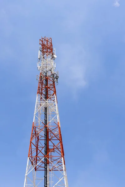 Edificio de la torre de la antena con el cielo azul en el marco vertical — Foto de Stock