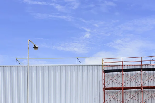 De rode steiger bij het fabrieksgebouw tussen renoveren proces — Stockfoto