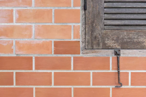 A parte da velha janela de madeira com a parede de tijolo vermelho — Fotografia de Stock