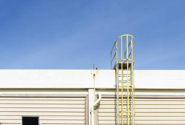 De gele Brandtrap trap hechten in het fabrieksgebouw van de — Stockfoto