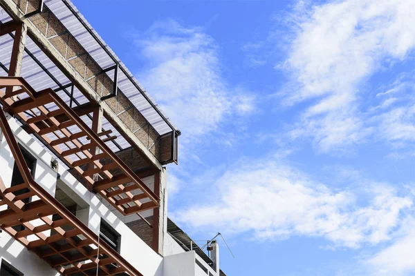 L'edificio in costruzione con il cielo in alto contrasto — Foto Stock