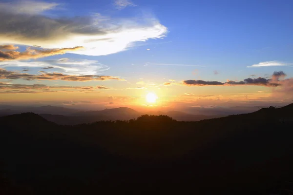 Solnedgången vid berget med twilight-scenen. — Stockfoto