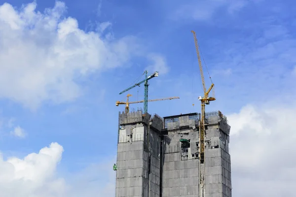 Aanbouw bouwen met de kraan en de hemel. — Stockfoto