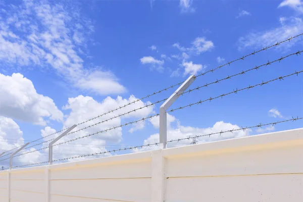 The barbed wire on the concrete fence with the sky and cloud — Stock Photo, Image