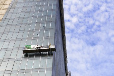 Gondol lifti veya cam temizleyici ile çalışan o için iskele