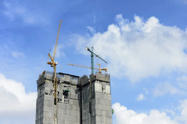 Edificio en construcción con la grúa y el cielo . —  Fotos de Stock