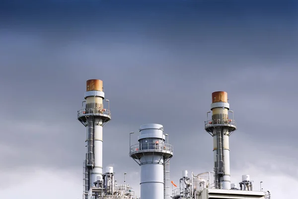 火力发电厂厂用灰色的云的烟囱 — 图库照片