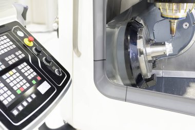 Örnek bölümü ile kesim sırasında 5 eksen Cnc makinesi