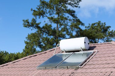 Evin çatı, sıcak su ısıtıcı 