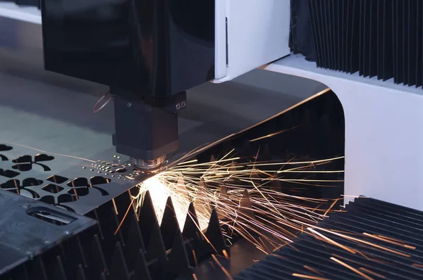 Sac kesme sırasında lazer kesici makine