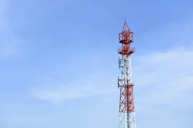 Mavi gökyüzü ile bina anten Kulesi