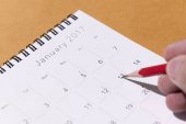 Kalendář nový rok 2017 na hnědém papírovém pozadí 