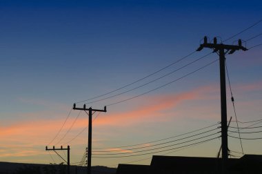 Elektrik direği ile alacakaranlık sahne siluet 