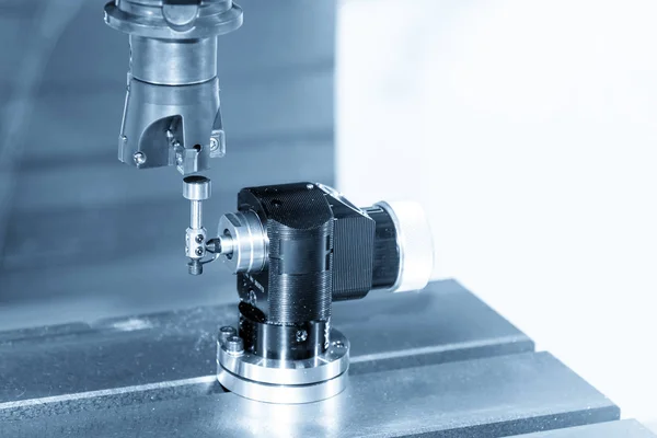 Eje de la máquina CNC con medición automática de longitud de herramienta con — Foto de Stock