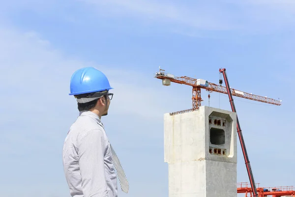 O engenheiro de construção olhando para o canteiro de obras — Fotografia de Stock