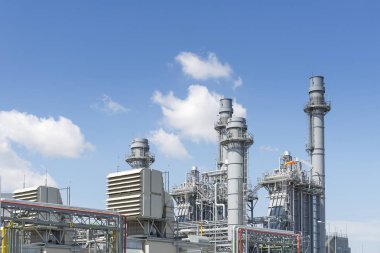 Gaz türbini elektrik santrali için mavi gökyüzü ile Endüstri Parkı