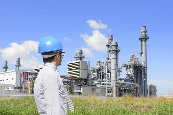 Der Ingenieur, der Gasturbinenkraftwerk betrachtet — Stockfoto