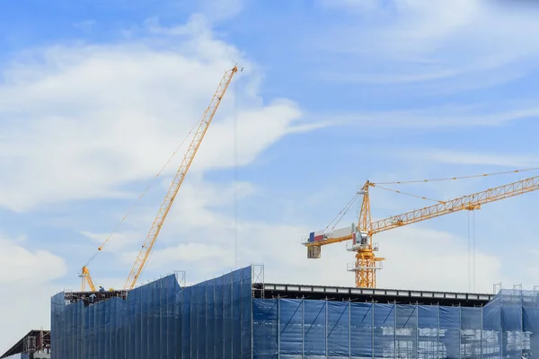 Edificio en construcción con la grúa y el cielo . —  Fotos de Stock