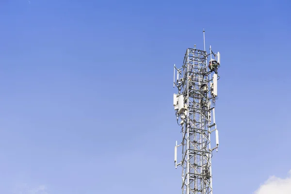 La torre de telecomunicaciones con el técnico — Foto de Stock