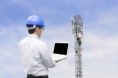 Sinyali kontrol ederken Telekominikasyon mühendisi  