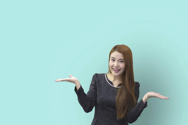 .Las mujeres jóvenes oficina bonita feliz con la pared verde claro — Foto de Stock