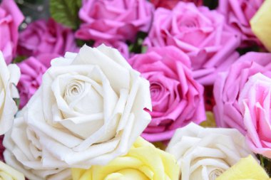 Yakın çekim yapay beyaz gül çiçek.