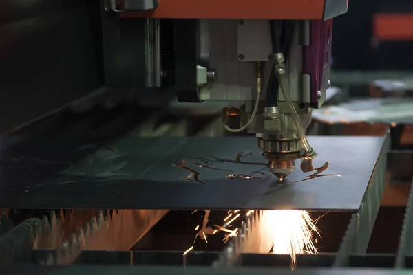 A máquina de corte a laser CNC — Fotografia de Stock
