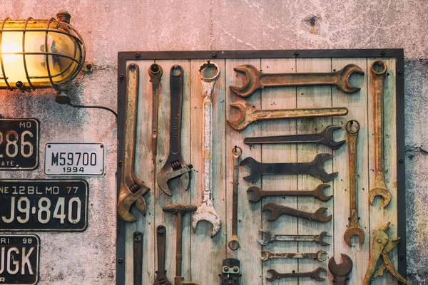 The old tool hanging on the board. — Stock Photo, Image