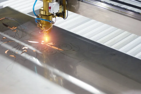A máquina de corte a laser CNC — Fotografia de Stock