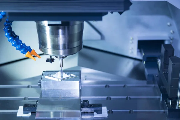 A peça de trabalho de corte de máquina CNC . — Fotografia de Stock