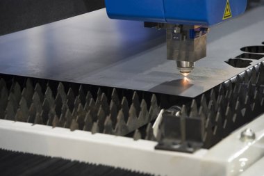 Sac kesme sırasında lazer kesici makine 