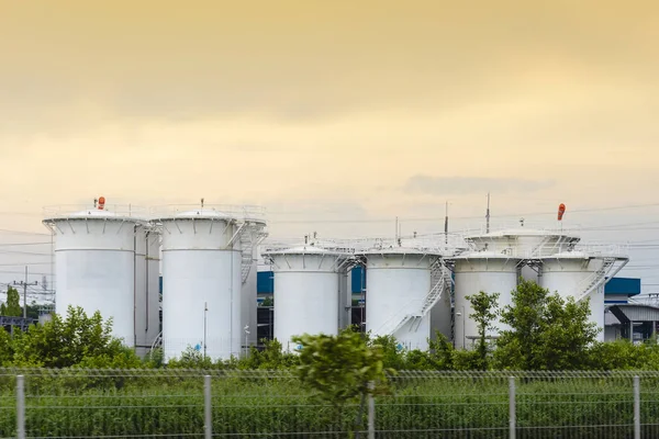 De grote witte industriële tank en de arcering hemel. — Stockfoto