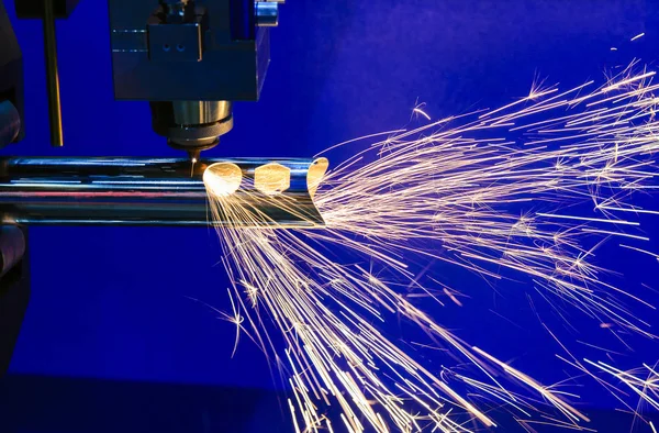 La macchina di taglio laser a fibra CNC — Foto Stock