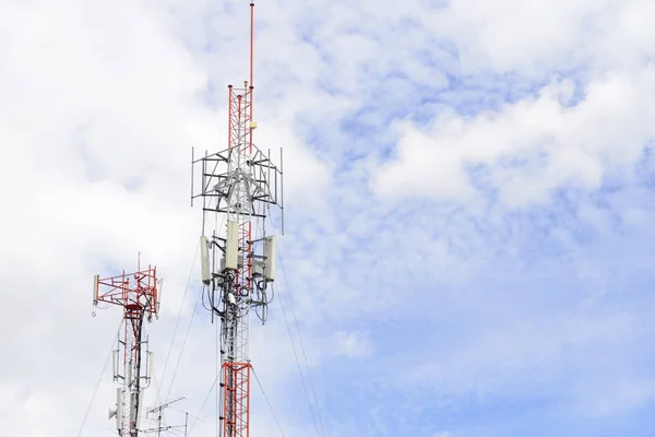 Edificio de torre de telecomunicaciones o antena — Foto de Stock