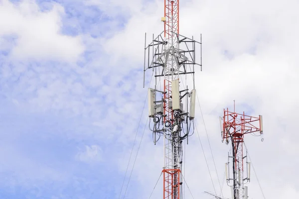 Torre de telecomunicaciones o antena — Foto de Stock