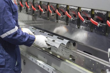 Teknisyen işlecini kullanın profil bükme Makinası. 