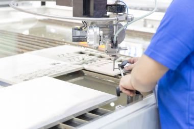 Arama kullanarak teknisyeni operatörü göstergesi