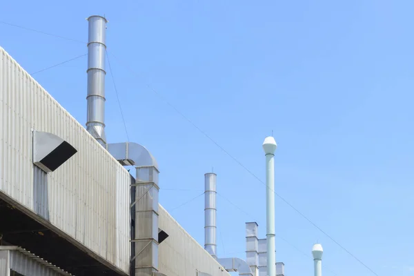 El edificio de la fábrica y la pila de humo —  Fotos de Stock