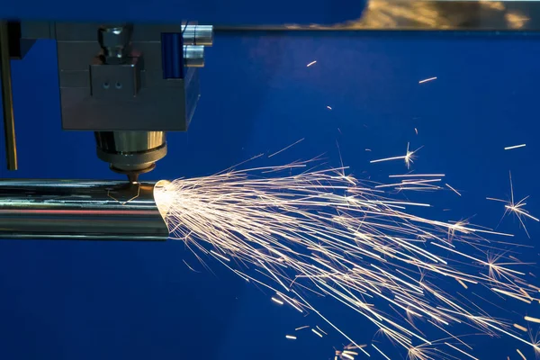 La máquina de corte por láser de fibra CNC — Foto de Stock