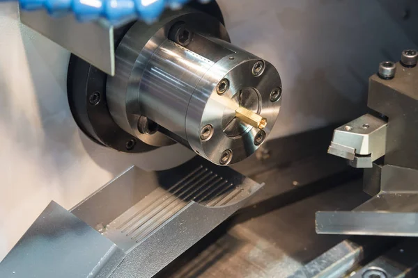 Máquina de torno CNC o máquina de torneado que corta la parte de cobre  . — Foto de Stock