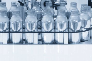 Konveyör fabrikasında alüminyum kap şişede