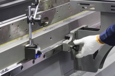 Teknisyen hidrolik bükme makinesi kullanıyor.. 