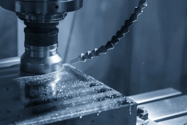 The CNC milling machine cutting the raw material — Stock Photo, Image