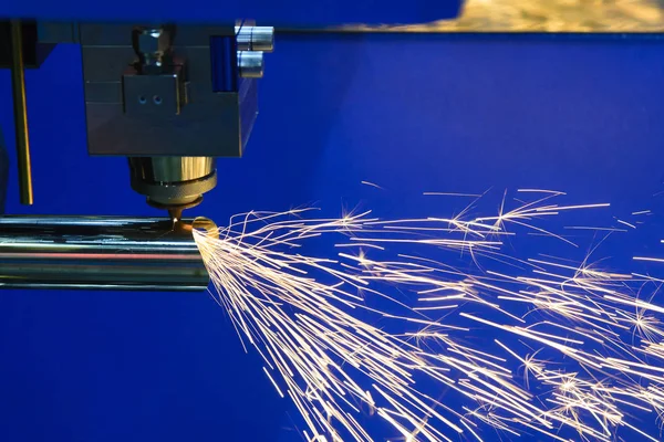A máquina de corte a laser de fibra CNC — Fotografia de Stock