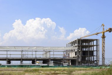 Vinç ile bina inşaat alanı 