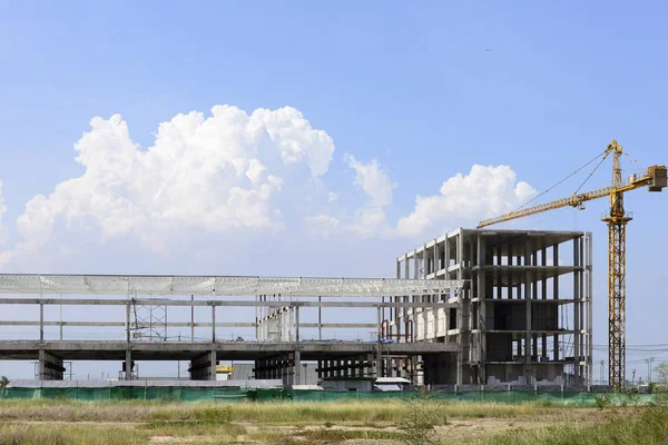 Vinç ile bina inşaat alanı 